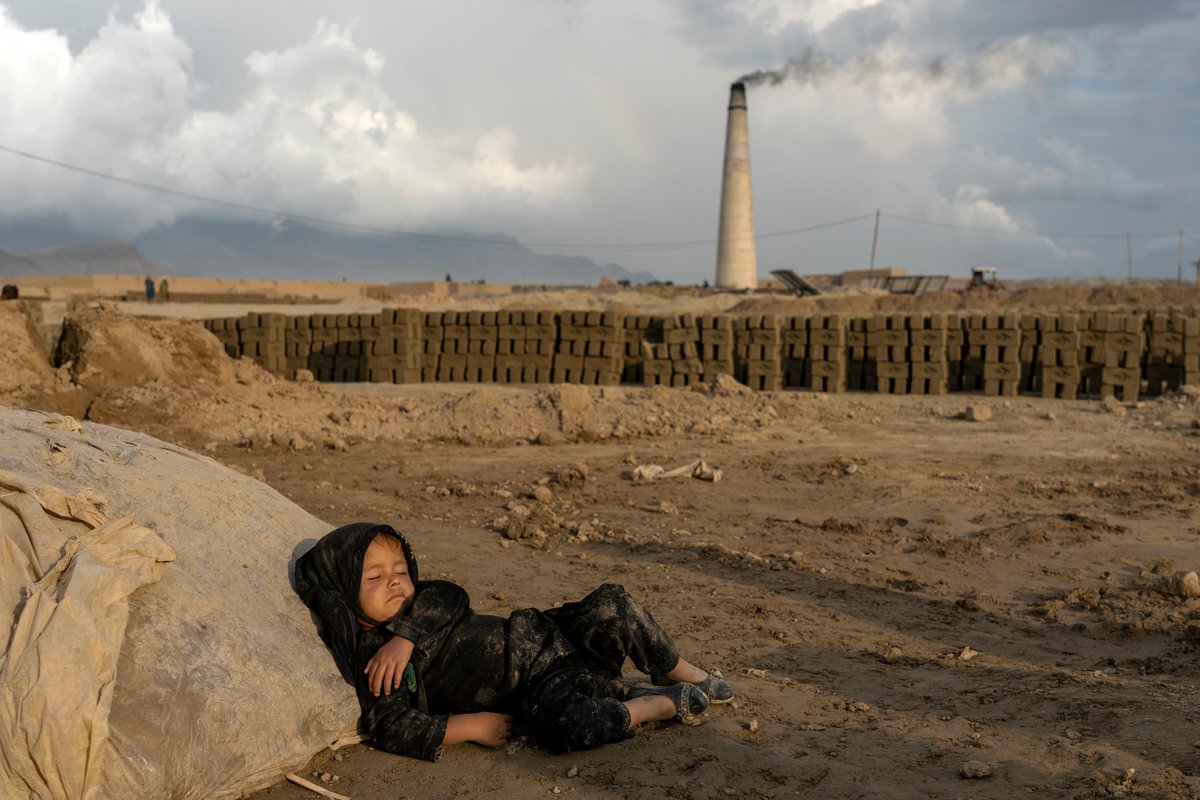 AJEnglish's tweet image. Poverty in Afghanistan is pushing children to work at brick kilns to keep food on the table.

— in pictures aje.io/qzjcjk