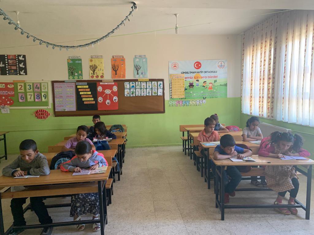 cimdeli's tweet photo. Urfa okuyor📚 2.ders saatinde kitap okuma etkinliğimizi gerçekleştiriyoruz.📚 #urfaokuyor @UrfaValiligi @valisalihayhan @Hilvan_MEM @SinanATES_63 https://t.co/XfGy11yig7