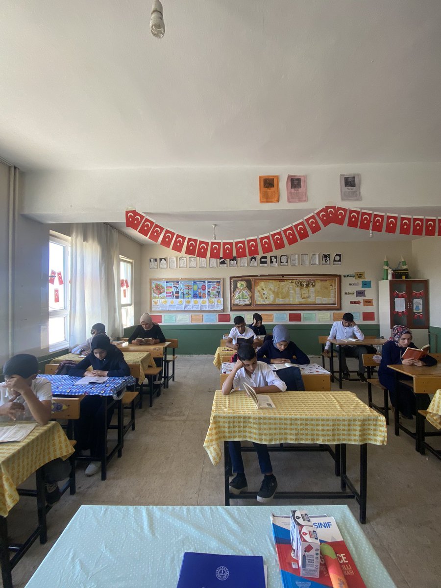 cimdeli's tweet photo. Urfa okuyor📚 2.ders saatinde kitap okuma etkinliğimizi gerçekleştiriyoruz.📚 #urfaokuyor @UrfaValiligi @valisalihayhan @Hilvan_MEM @SinanATES_63 https://t.co/XfGy11yig7