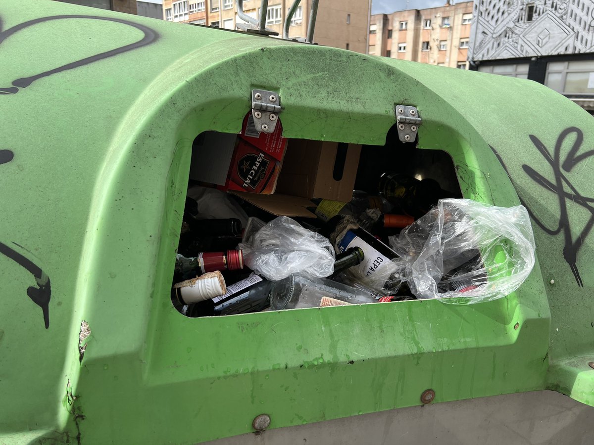 santandersucio's tweet photo. Parece que @gemaigual sigue desarrollando nuevas fobias que le impiden vaciar los contenedores de la ciudad. #SantanderSucio #SantanderSuciedad #SantanderCiudad #Santander https://t.co/uKVtTA6B92