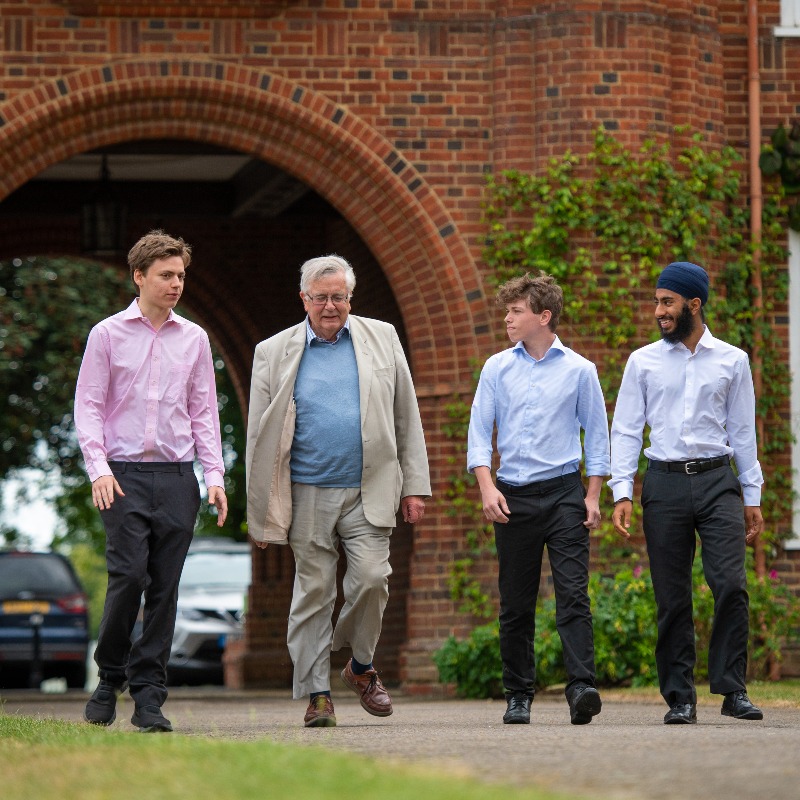 RadleyCollege's tweet photo. The Hamish Aird Award was launched in 2016 when Hamish retired from the College.

For the new Impact Report, Hamish sat down with three Radleians receiving Foundation Awards in his name, Brayden (6.1, D Social), Colby (6.2, K Social) &amp; Harkirat (V, L Social).

📹 by #RadleyVideo