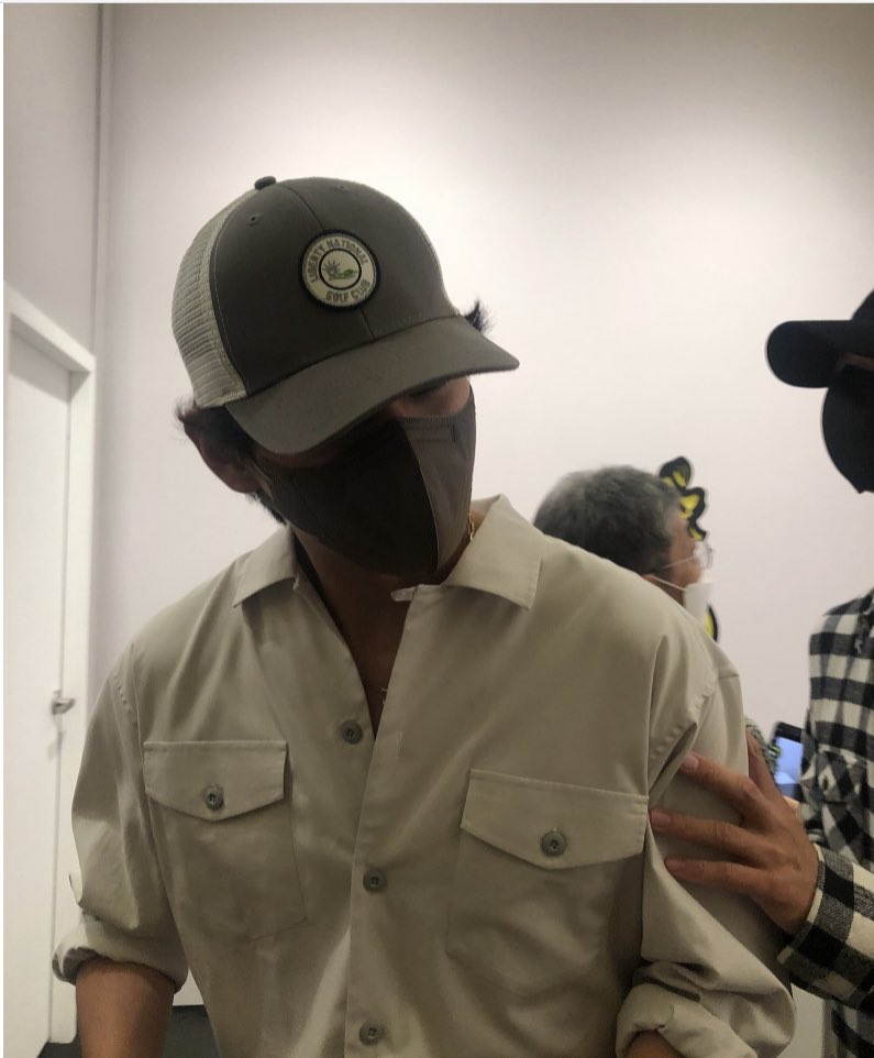 bigtrash1230's tweet photo. 방탄 뷔 가스통할배같노 무슨 1호선광배처럼 하고다니노 https://t.co/aBFhz1JL19