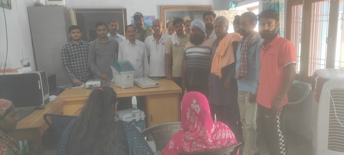 SDMUna44's tweet photo. #UTSAV Voter Awareness program under SVEEP using EVM and VVPAT at ITI(W) on Dated: 15-09-2022 at 
AC UNA-44(HP) https://t.co/ph0BIE1TZl