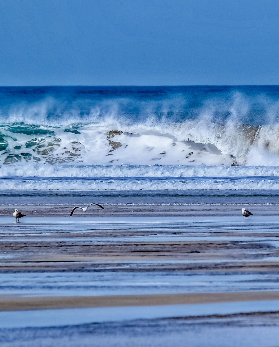 Winter waves.
#cornwall #kernow #lovecornwall #uk #explorecornwall #cornishcoast #sea #ocean #visitcornwall #greatbritain #amazingcornwall  #capturingcornwall #stives #stivescornwall #igerscornwall #porthmeor #surf #waves #beach #cliff #walking #fitbit #stivesisland #bigsea