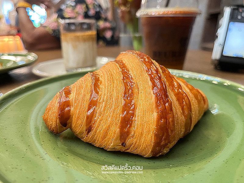 sawasdee8riew's tweet photo. BEURRE &amp; BOULANGER 
เบริ์ค แอนด์ บูลองเช่ ฉะเชิงเทรา
ร้านขนมปังเล็กๆ ที่มีมุมถ่ายรูปได้เก๋ทุกจุด และขนมกับเครื่องดื่มยังอร่อยดี รวมทั้ง ครัวซองในตำนานก็อร่อยนุ่ม ไม่ผิดหวังจริงๆ #อร่อยไปเเดก #อร่อยจนต้องรีวิว #ฉะเชิงเทรากินอะไรดี https://t.co/Tm9LPC9opP
