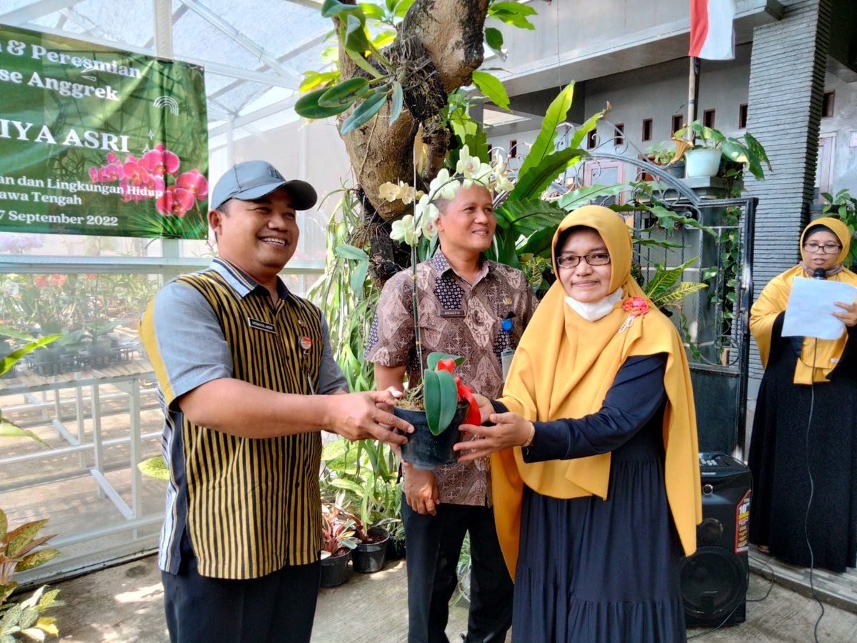 cdk10dlhkjateng's tweet photo. Serah Terima dan Peresmian Green House Anggrek KWT Griya Asri, Ds. Wonorejo, Kec. Gondangrejo, Kab. Karanganyar - 27 September 2022 https://t.co/CbWwBplvUH