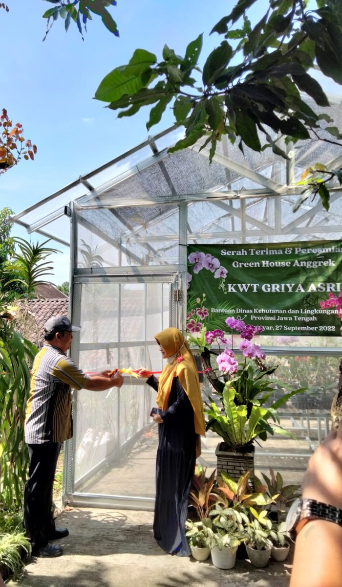 cdk10dlhkjateng's tweet photo. Serah Terima dan Peresmian Green House Anggrek KWT Griya Asri, Ds. Wonorejo, Kec. Gondangrejo, Kab. Karanganyar - 27 September 2022 https://t.co/CbWwBplvUH