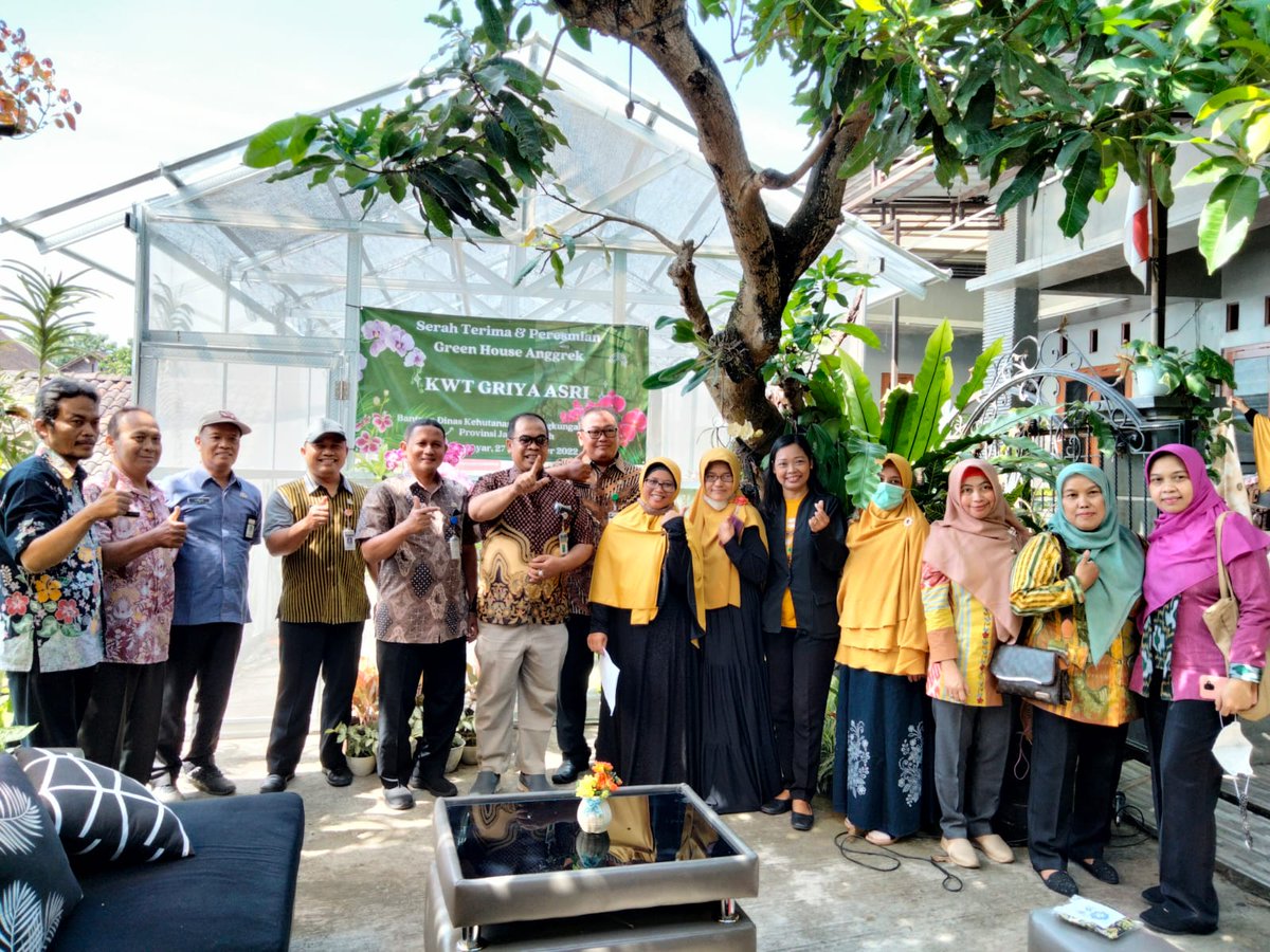 cdk10dlhkjateng's tweet photo. Serah Terima dan Peresmian Green House Anggrek KWT Griya Asri, Ds. Wonorejo, Kec. Gondangrejo, Kab. Karanganyar - 27 September 2022 https://t.co/CbWwBplvUH