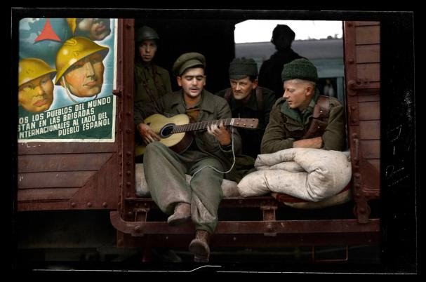 Voluntarios de las Brigadas Internacionales atraviesan España en tren. A la guitarra, Einiv Junkala, acompañado de Fred Mattersdorfer y otros. Noviembre de 1937 (Guerra Civil de España)