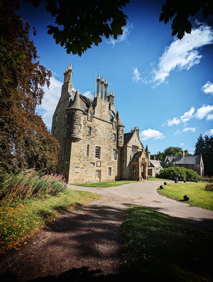 EdinCulture's tweet photo. Explore Lauriston Castle gardens today.  Late summer is a beautiful time for our gardens. #gardens #walks #castles #Edinburgh #ForeverEdinburgh https://t.co/C2EgcJCz4o