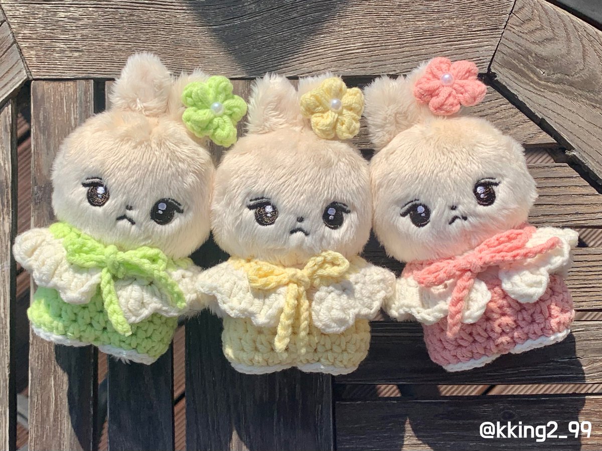 kking2_99's tweet photo. 10cm 뜨개인형옷 판매 💚💛💖

🫧 기본구성: 꽃핀+케이프+멜빵바지
(멜빵바지에는 꼬리구멍이 있습니다)

#RT 해주신 분들 중 1분께 원하시는 색상의 인형옷을 보내드려요🫶

🫧 9/27 8시판매시작.ᐟ.ᐟ.ᐟ 
자세한 사항은 아래 링크를 확인해주세요

https://t.co/j6Yh0eDpxI https://t.co/6uL82msqfH