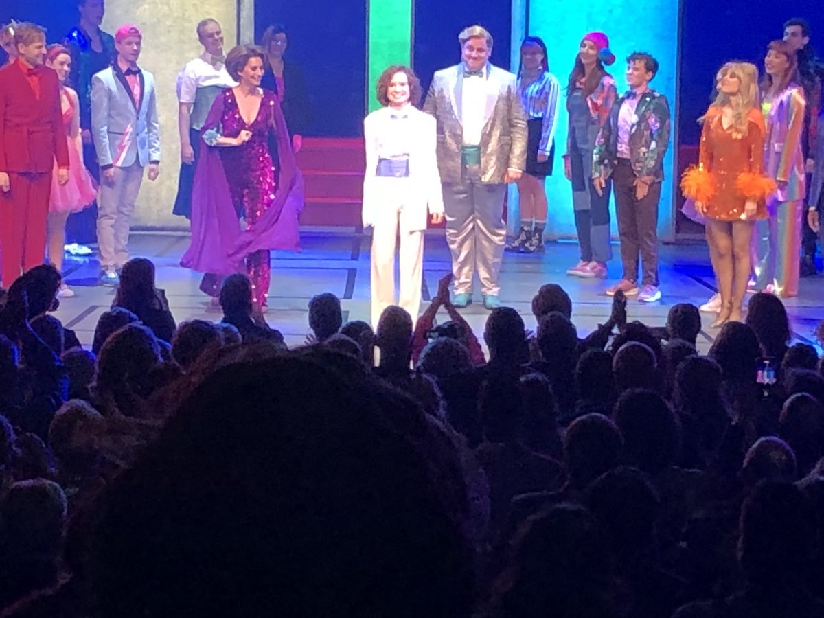 Gisteren naar première geweest van de musical The Prom van #degraafencornelissen in het Nieuwe Luxor Theater in Rotterdam. Humoristisch en met een actuele boodschap. Trekt komend half jaar door het ganse land. Gaat dat zien, gaat dat zien!