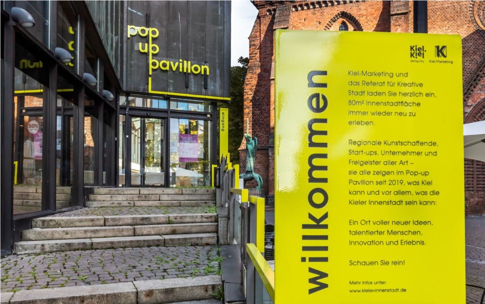Kultur- und Kreativschaffende aufgepasst! Auch 2023 wird der #PopupPavillon in @stadt_kiel @Kiel_Innenstadt wieder zur Bühne für eure kreativen Ideen! Bis 31.10. könnt ihr euch auf die 82m² große, mietkostenfreie Fläche bewerben https://t.co/QGy294fk2f https://t.co/Ag3zceDOUu