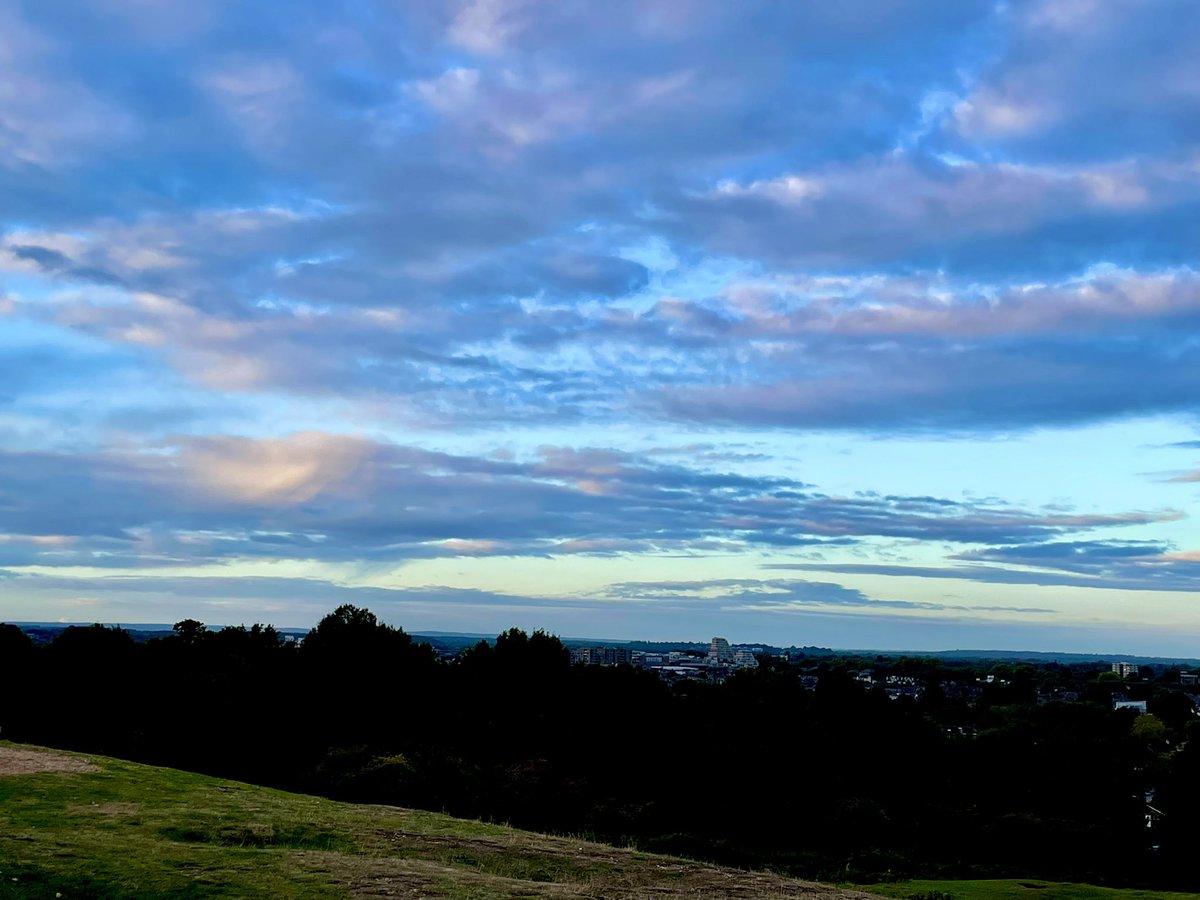 sandygill_'s tweet photo. Early morning trail run. What a beautiful sky.
#sunriserun #running #trailrunning #trailrunningwomen #runningwomen #fuelledbycoffee #milesbeforebreakfast
#runbeforework #ukrunchat
#morningwin https://t.co/OxOwz1ni3o