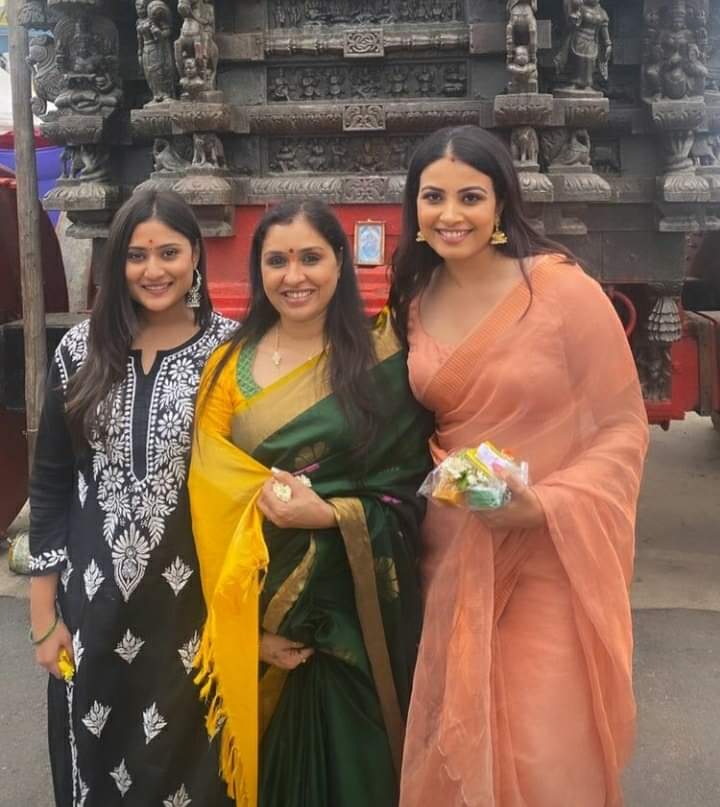 @amrutha_iyengar @AnuPrabhakar9 and @IAmKavyaShetty were snapped together during their visit to Chamundeshwari temple in Mysuru.

#sandalwood #sandalwoodactress #kfi 
#Chamundeshwaritemple  #Mysuru 

#AmruthaIyengar 
#AnuPrabhakar 
#KavyaShetty