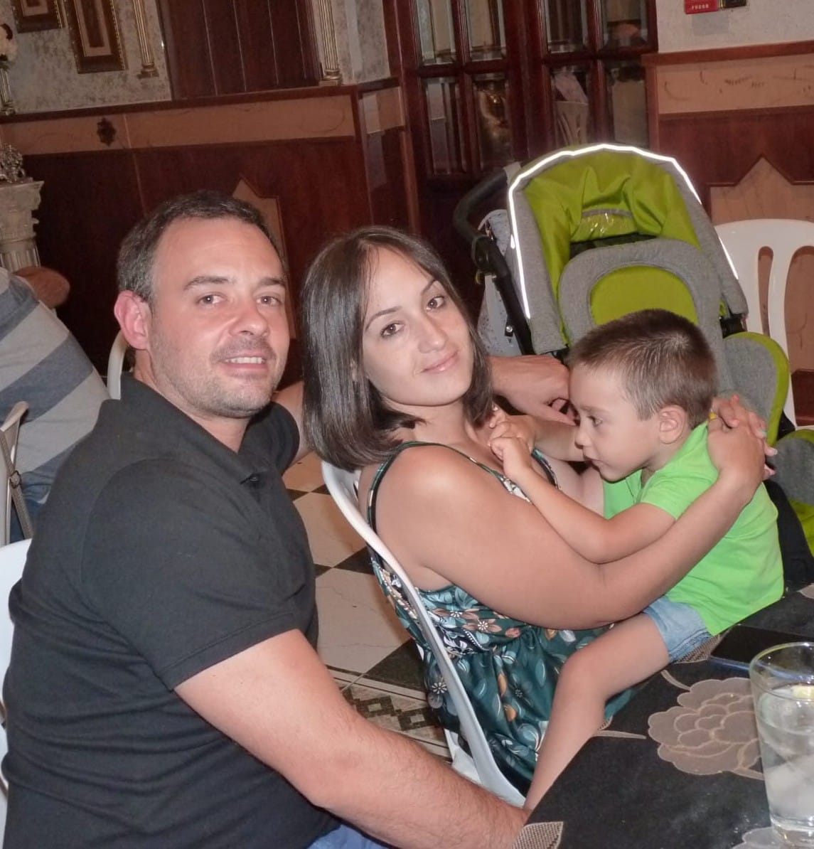 Jennifer Torres y Javier Santiago son padres de Adrián, un niño de 4 años de edad que sufre distrofia neuroaxonal infantil (INAD), una enfermedad extremadamente rara que afecta principalmente al sistema nervioso que le diagnosticaron el año pasado. 
extrajaen.com/actualidad/a-p…