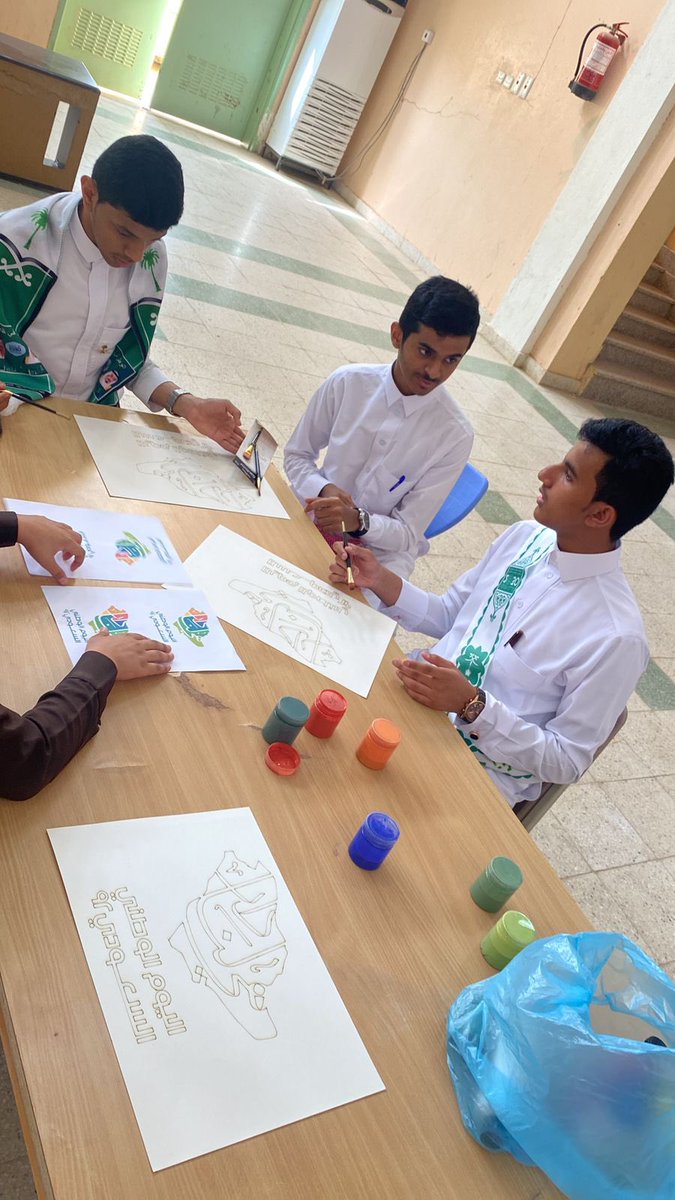 aldgharyr's tweet photo. #يحدث_الان أ/ عبدالرحمن قحل يشرف على المرسم الحر المقام بمناسبة 
#اليوم_الوطني_السعودي92 تحت شعار 
#هي_لنا_دار
#وزارة_التعليم 
#تعليم_جازان https://t.co/ET1kWUKT7O