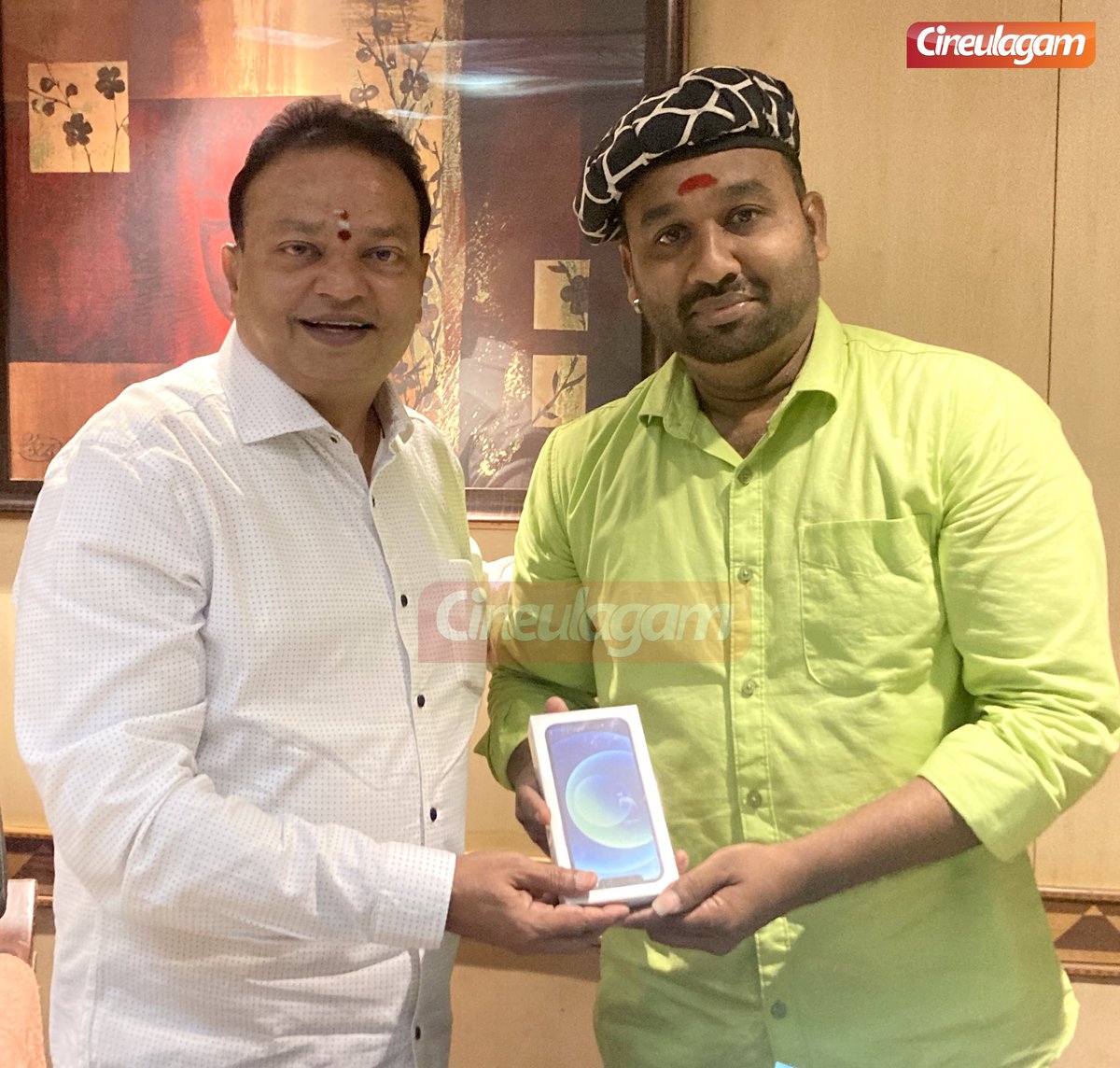 Hemakumar_STR's tweet photo. @IshariKGanesh Sir extends a hearty gesture to #CoolSuresh by gifting an I phone, for being a constant support for #VendhuThanindhadhuKaadu ✨

#SilambarasanTR @SilambarasanTR_ #Mallipoo #VTKBumperHit https://t.co/I6lYTvjAH3