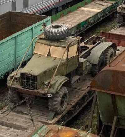 War2022ua's tweet photo. На одном из вокзалов в РФ заметили грузовики КрАЗ-257
Их начали выпускать еще в 1965 году и потом "законсервировали".
#UkraineRussiaWar #Ukraine #UkraineWillWin #HIMARS #Kherson #russiaisateroriststate #RussiaUkraineWar #Kharkhiv #Bakhmut #moblization https://t.co/wJoPTn5wJe