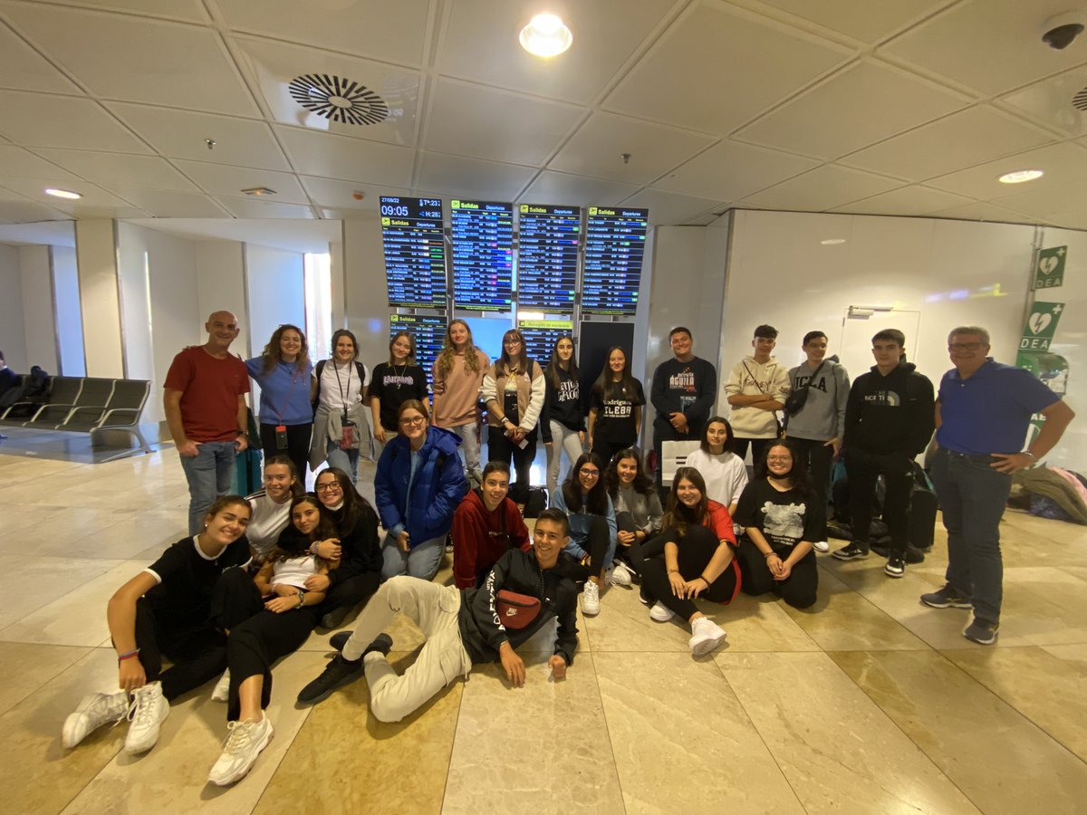 1javiergj's tweet photo. ¡¡Buen viaje!! 22 alumnos de Castilla y León inician su experiencia de intercambio escolar con alumnos canadienses de centros de Edmonton y Calgary. Diez semanas de inmersión lingüística @educacyl #internacionaCyL #CentrosEducacyl https://t.co/RIMHPWbib2