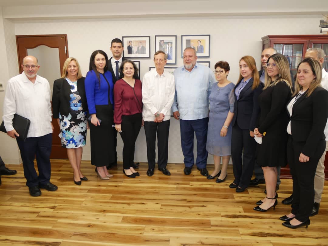Sostuvimos fraternal encuentro con representantes de la solidaridad con #Cuba 🇨🇺 en #Japón 🇯🇵, cubanos residentes y miembros de la Misión Estatal, quienes ratificaron su apoyo a la Revolución cubana y disposición a la lucha contra el bloqueo.