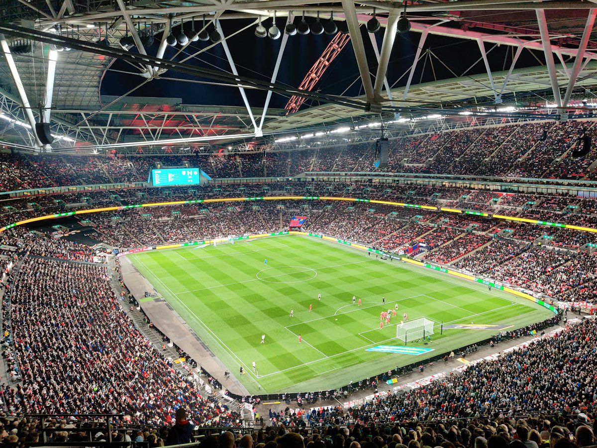 afca_niels1992's tweet photo. Tien jaar na m'n eerste bezoek aan Wembley, nu ook eindelijk een wedstrijd kunnen vincken. Waar de eerste helft tussen Engeland en Duitsland slaapverwekkend was, maakte de tweede helft alles goed en werd het uiteindelijk 3-3.
#nationsleague #ENGGER #engdui #groundhop #matchday https://t.co/0i6rJ1T3aZ