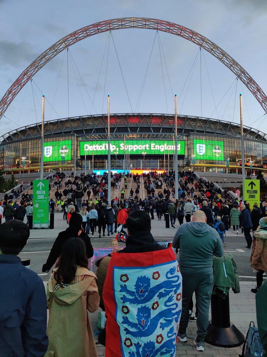 afca_niels1992's tweet photo. Tien jaar na m'n eerste bezoek aan Wembley, nu ook eindelijk een wedstrijd kunnen vincken. Waar de eerste helft tussen Engeland en Duitsland slaapverwekkend was, maakte de tweede helft alles goed en werd het uiteindelijk 3-3.
#nationsleague #ENGGER #engdui #groundhop #matchday https://t.co/0i6rJ1T3aZ