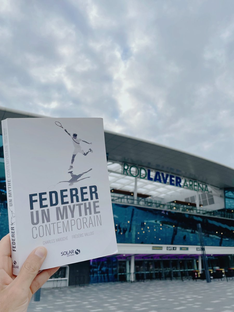 Le_digital_frog's tweet photo. Besoin de revivre ce magnifique mois de Janvier 2017 devant le Rod Laver Arena avec le parfait ouvrage dans les mains. Pure élégance, revers gracieux, point d’anthologie qui restera à jamais gravé dans nos mémoires. Merci Roger 😭❤️ @fvallois @charlesharoche
#Federer https://t.co/ifFoPd1rY9