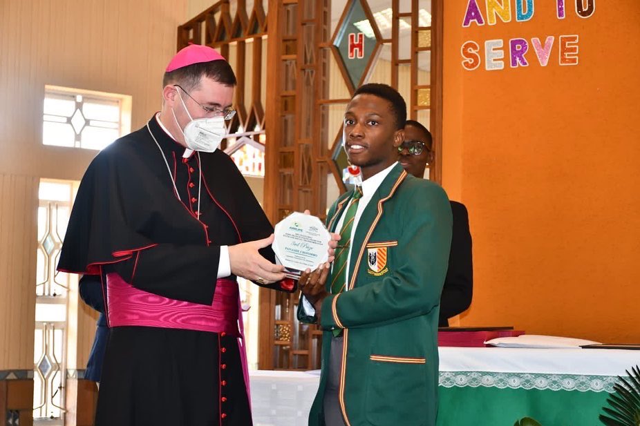leadership_star's tweet photo. When STARs keep on shinning โจ
Building community changers, Panashe Chipomho an SLA class of 2020 alumnus was awarded third prize in the inaugural Pope Francis Social Transformation Youth Award.
Read more: https://t.co/nWJBmPJP2h
#communitychangers #socialtransformation https://t.co/driPggdVwU