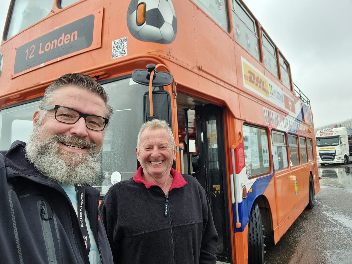 De #Oranjebus is vertrokken naar Qatar! Afgelopen weekend, vanuit de haven van Antwerpen. 

Ruim voor het WK begint moet hij daar aankomen. We hopen dat alles voorspoedig zal gaan onderweg naar Doha! 🧡⚽️🚌 

#onsoranje