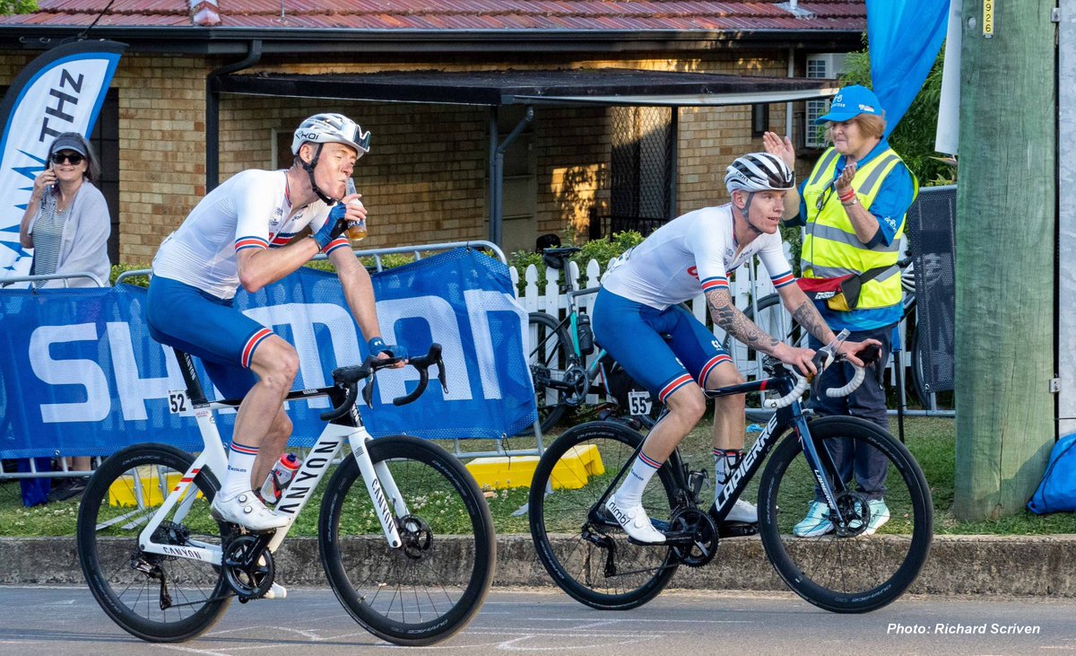 VeloUK's tweet image. World Championship Memories: The most &apos;Aussie&apos; pictures of all! @SwiftConnor and @jakey_stewart enjoying a beer at the end of their races in Wollongong... That brings back memories for me that does ... Cold KB tinnys after a bike race in the 70s!

  📸 Richard Scriven