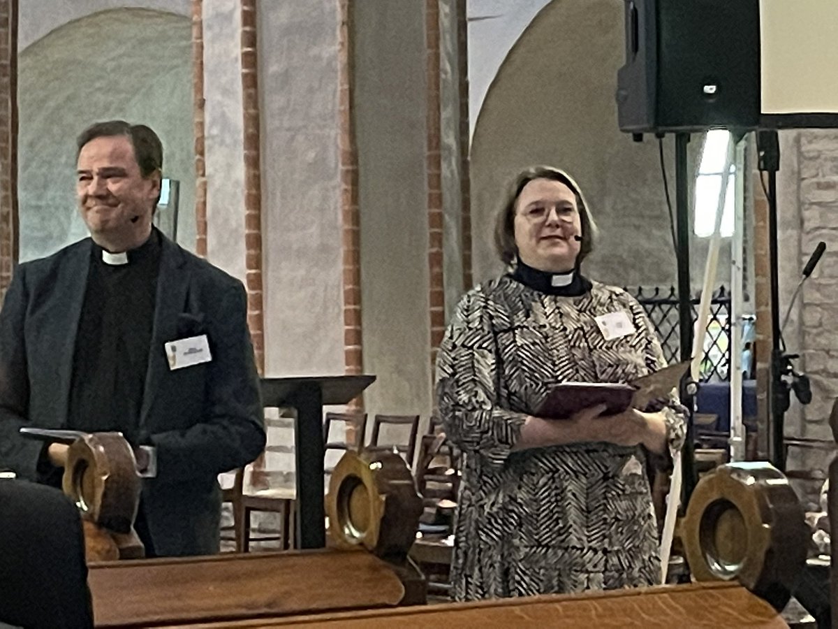 Arkkihiippa's tweet photo. Arkkihiippakunnan synodaalikokous käynnistyy avajaismessun jälkeen. @DekaMika1276 ja @AnnaHalli toivottavat väen tervetulleeksi ja kyselevät, keitä on tullut paikalle. #synodaali22 https://t.co/U1yBvO74rs