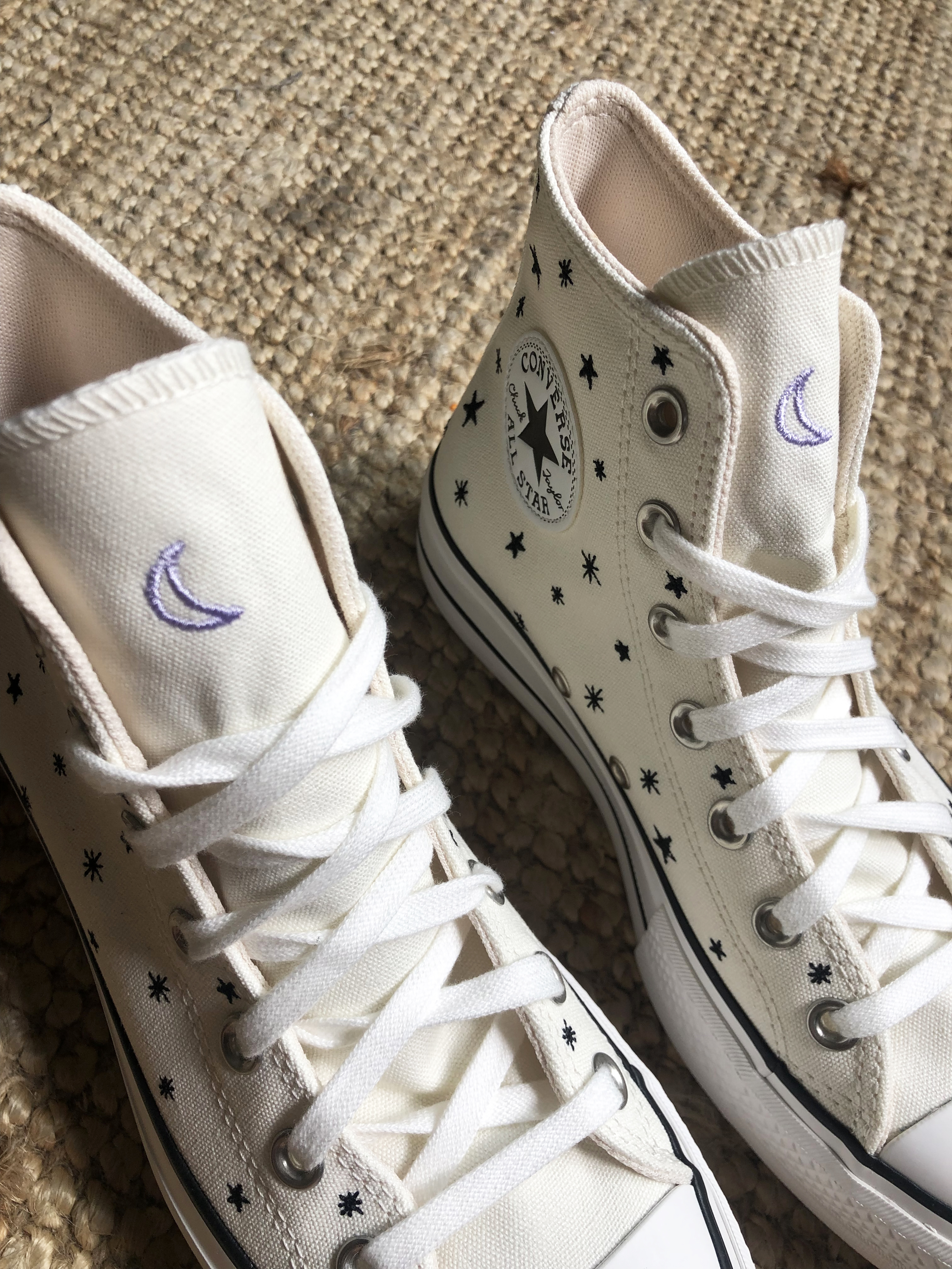 Mutuo águila frente Zapatos Mayka on Twitter: "Nueva colección Crystal Energy de Converse.✨ Su  diseño está inspirado en el cielo nocturno con estrellas y luna bordada.🌙  Dale un toque místico a tus looks con esta