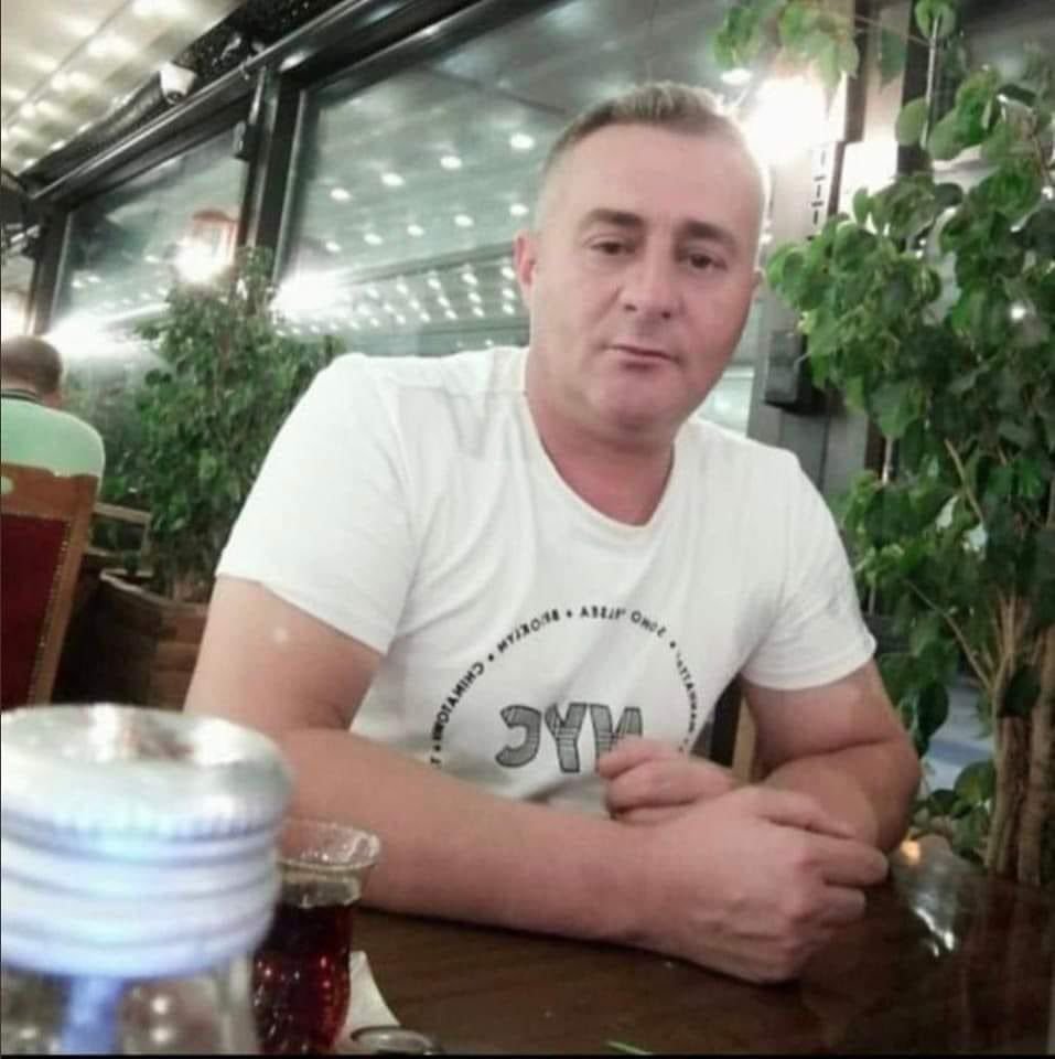 pusholder's tweet photo. 🇹🇷 Mersin'de polisevine düzenlenen terör saldırısı sonucu polis memuru Sedat Gezer şehit oldu. https://t.co/AH2sSbQv8v