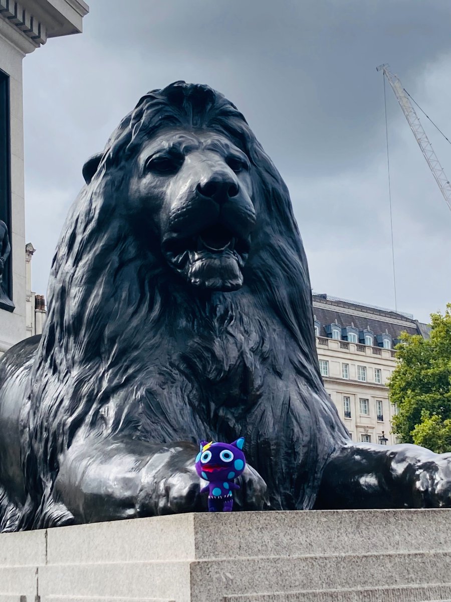 パティの出張日記🇬🇧
EGX Londonへ参加していたパティ。
トラファルガー広場のライオン像の前でパシャリ📸

こちらの像は４体あり、柱を守るようにたたずんでいます。

パティと比べるととても大きいことがわかりますね！

#EGX2022 #VR #クロノスユニバース