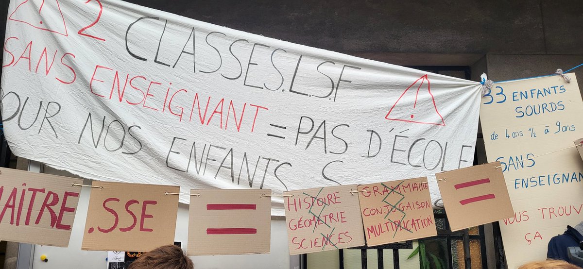 19eme jour sans professeur.. on vient de bloquer l école Condorcet à Lyon