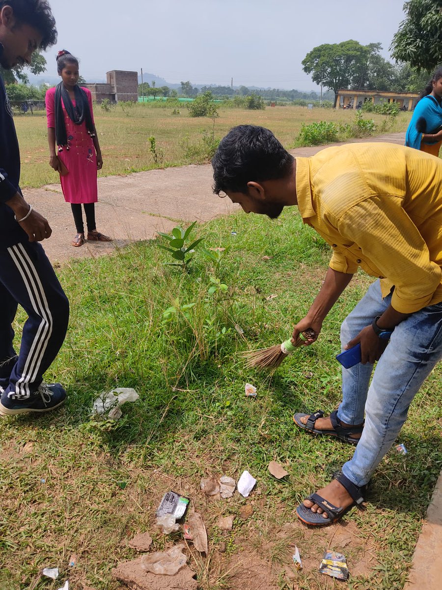 rdnss_kolkata's tweet photo. On the occasion of #NSSDay NSS unit of Bandwan Mahavidyalaya, Purulia organized campus cleaning @_NSSIndia @ianuragthakur @NisithPramanik @YASMinistry @pibyas @DfpKolkata @pankajsinghips https://t.co/tBDoAWaV1A