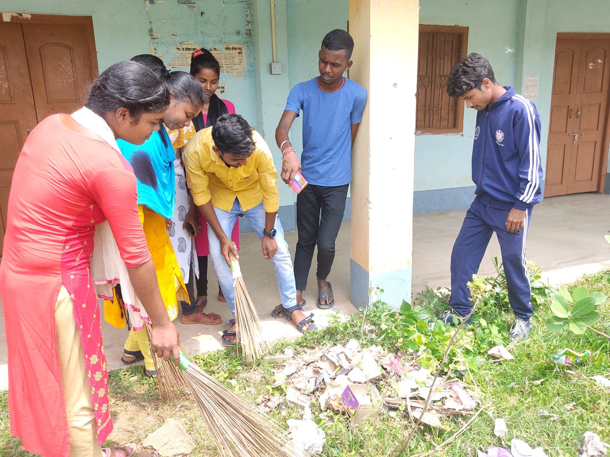 rdnss_kolkata's tweet photo. On the occasion of #NSSDay NSS unit of Bandwan Mahavidyalaya, Purulia organized campus cleaning @_NSSIndia @ianuragthakur @NisithPramanik @YASMinistry @pibyas @DfpKolkata @pankajsinghips https://t.co/tBDoAWaV1A