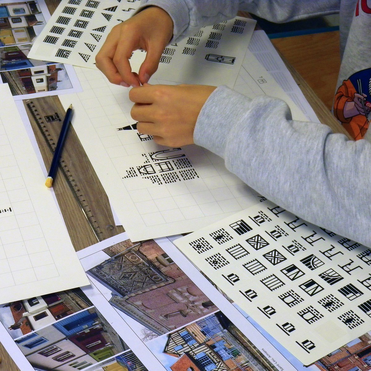 Des ateliers autour de la découverte du pictogramme, en lien avec le quartier Saint-Leu, où les participants ont pu créer leur affiche !!
Avec <a href="/AmiensMetropole/">Amiens Métropole - Ville d’Amiens</a> 

#iconic #amiens #amiensmetropole #sainleu #saintleuamiens #illustration  #graphisme #pictogramme #architecture