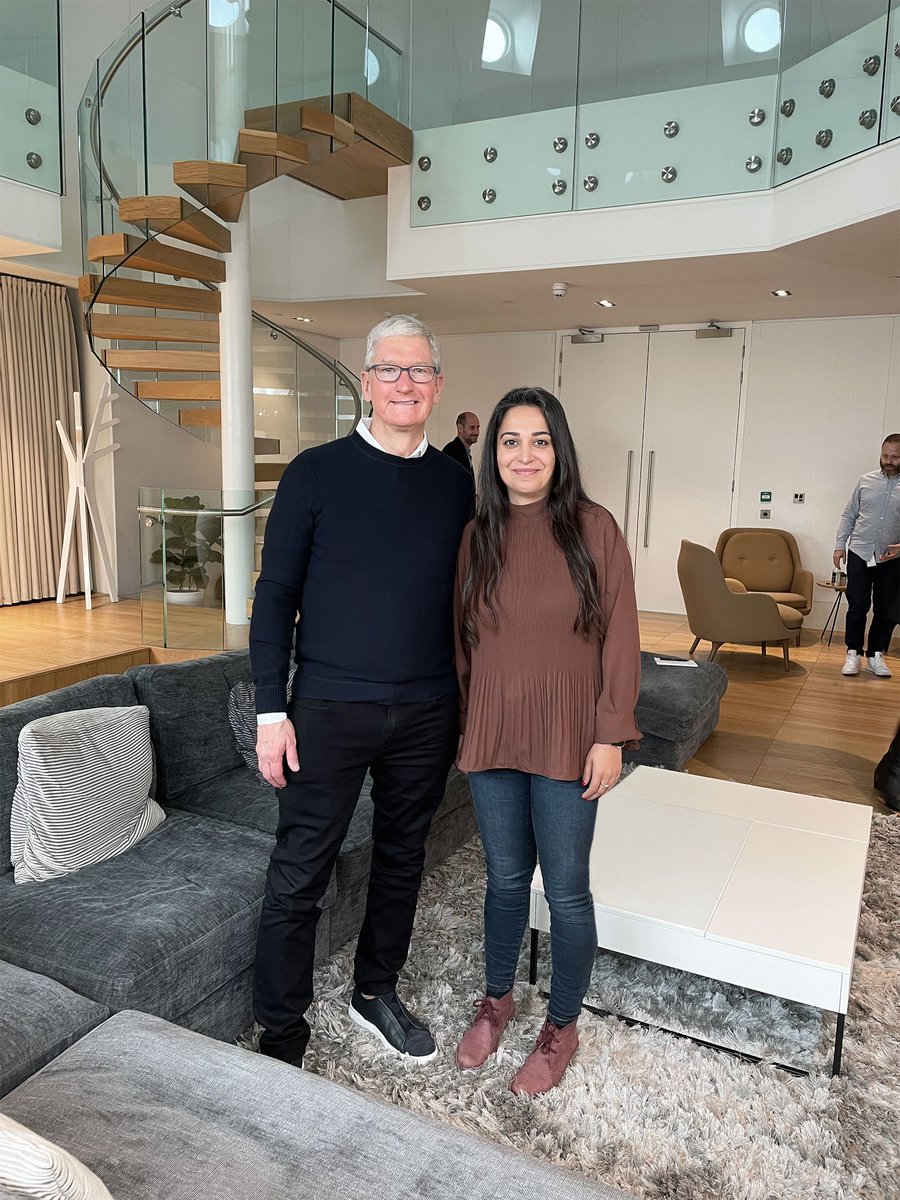 ARkiApp's tweet photo. Founder Sahar Fikouhi meets @tim_cook to discuss female entrepreneurship and #AR "In the future people will wonder how we lived without AR," https://t.co/pdjFeuORbv