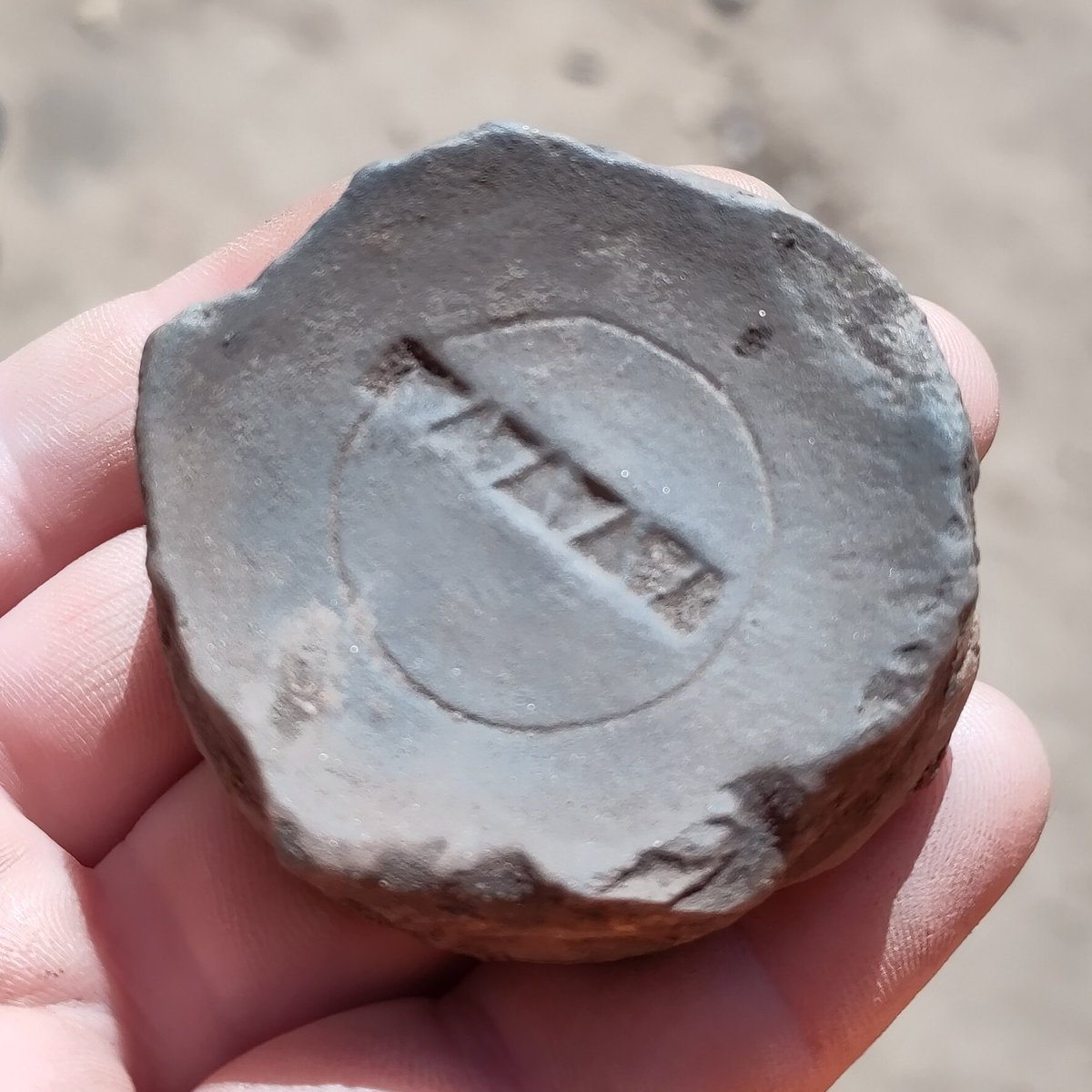 ExploreThePast's tweet photo. #RootsInTime dig diary day 11: Hmm, this is an oddly decorated #Roman pot base.

It's similar to the stamps on Samian ware, made in Gaul. But this pot is more local and is stamped with shapes not letters - perhaps an illiterate potter's attempt to make their wares fashionable? https://t.co/MWHw3XPGzY