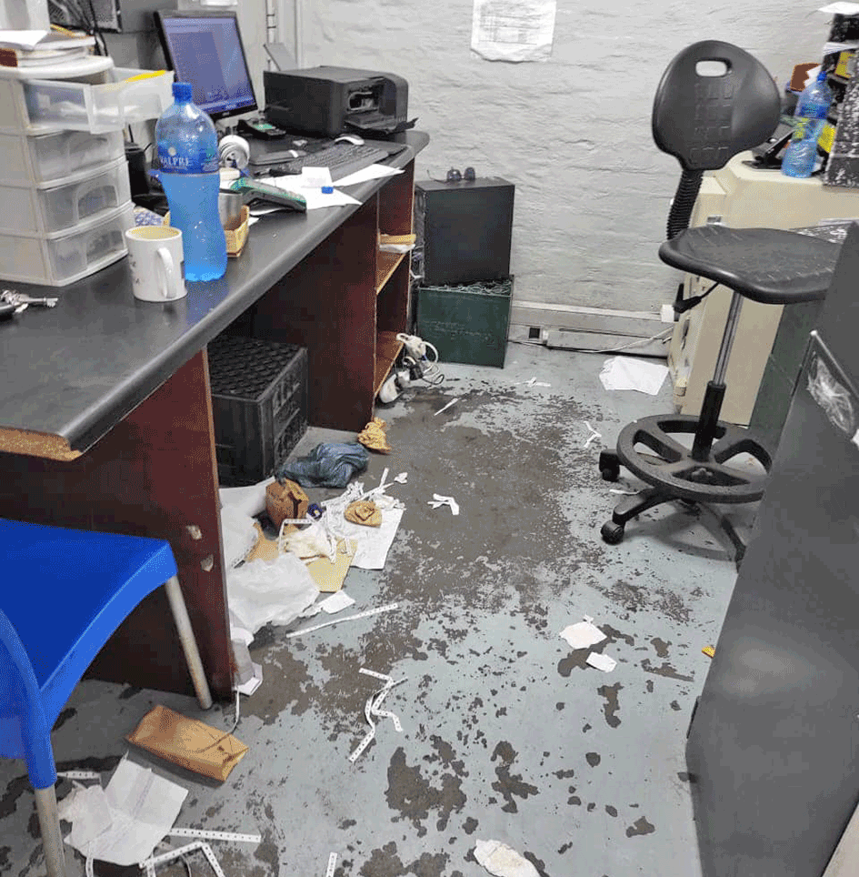 phxtabloid's tweet photo. Armed gang flees with cash and liquor in Phoenix business robbery 

Full story here https://t.co/cAkNWpLhPj

#phoenixtabloid #tabloidnewspapers #communitynews #AberdareDrive #PhoenixSAPS https://t.co/xL3pSGtvyk