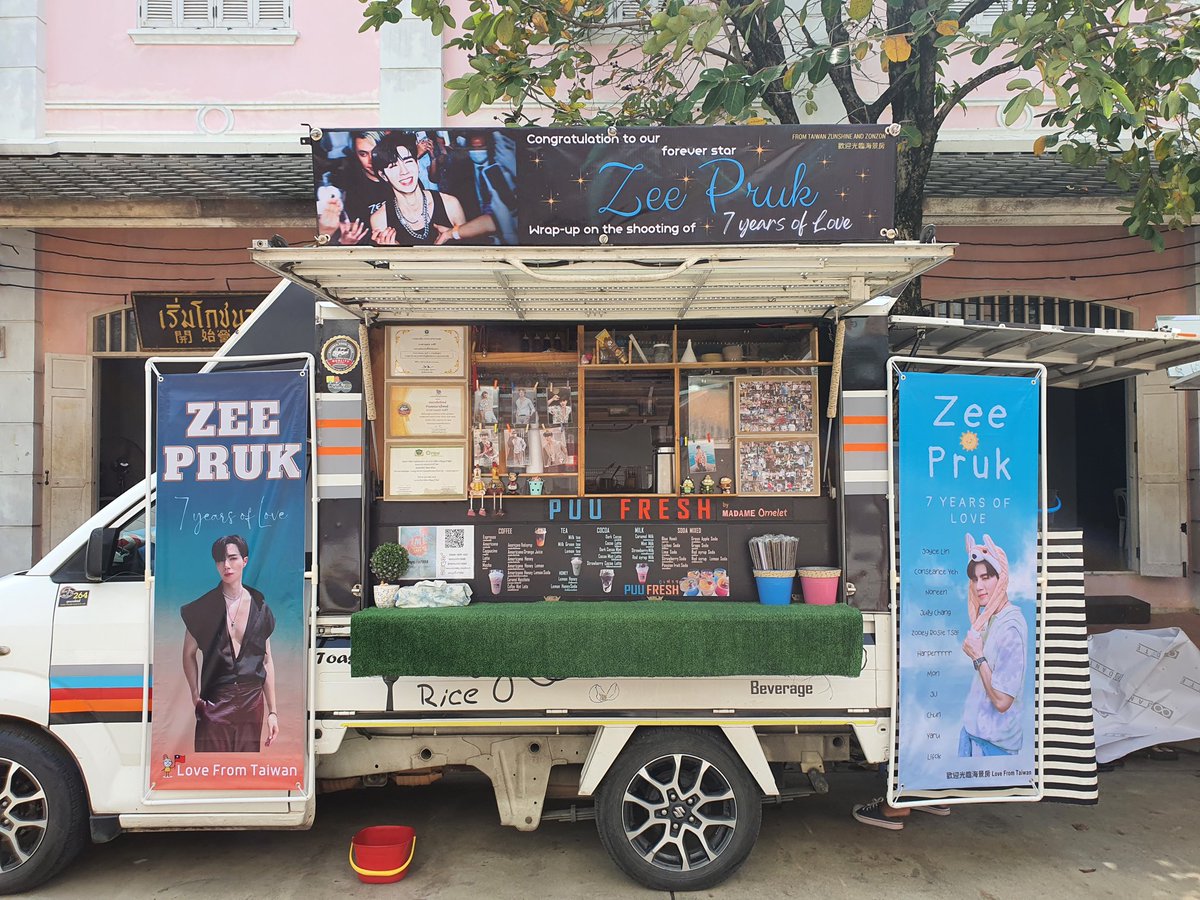 kitchen_zeepruk's tweet photo. 🚚 𝐅𝐨𝐨𝐝 𝐓𝐫𝐮𝐜𝐤 𝐅𝐨𝐫 𝐙𝐞𝐞𝐏𝐫𝐮𝐤 '𝟕 𝐲𝐞𝐚𝐫𝐬 𝐨𝐟 𝐥𝐨𝐯𝐞'

เครื่องดื่มเย็นๆชื่นใจ ส่งเป็นกำลังใจให้คุณพฤกษ์นะคะ 🍹 @zee_pruk

Thank you @JoyceLin805 and Team 💙

#ครัวน้อยๆของซีพฤกษ์
#ZeeLittleKitchen
#ZeePruk #Zunshine https://t.co/1lYgqiyWBk