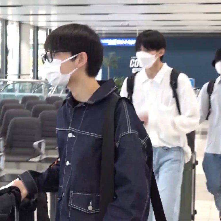 joruapics's tweet photo. their airport fits wow https://t.co/3280DjLWqC