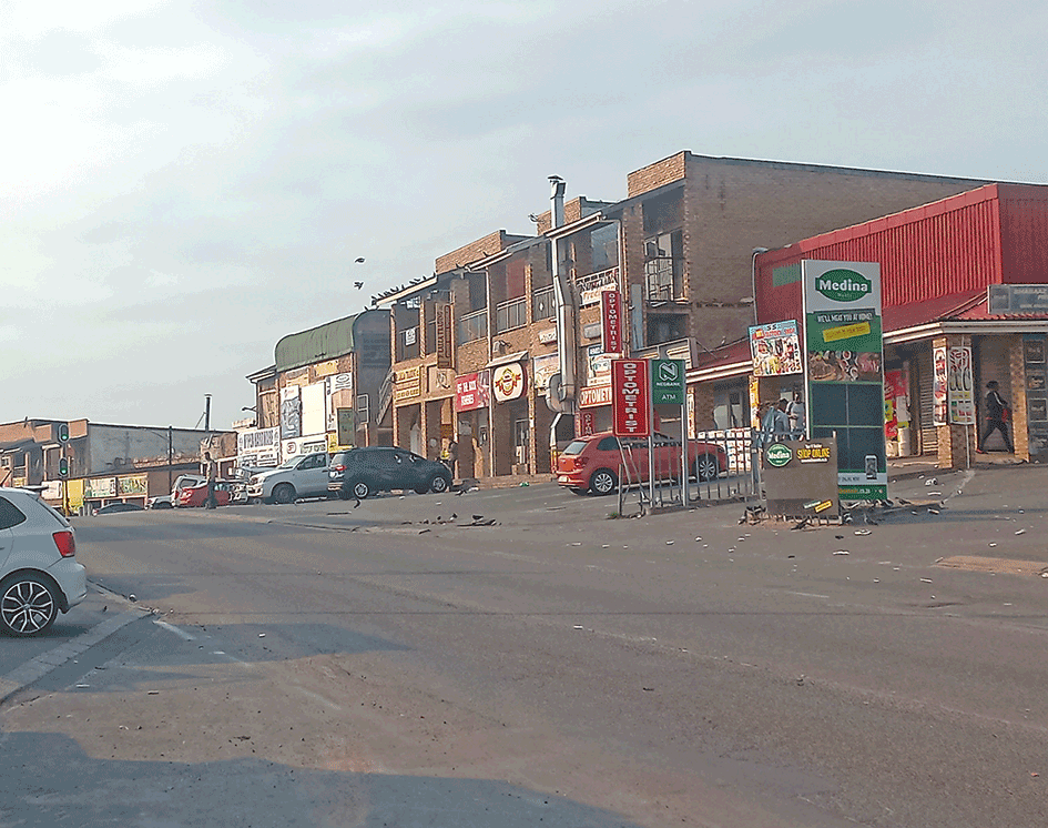 chatstabloid's tweet photo. It’s Collapsing

Full story here https://t.co/87GVGuIjay

#chatsworthtabloid #tabloidnewspapers #communitynews #CBD #NightingaleDrive #Westcliffshoppingcentre https://t.co/NJU4yscCGo