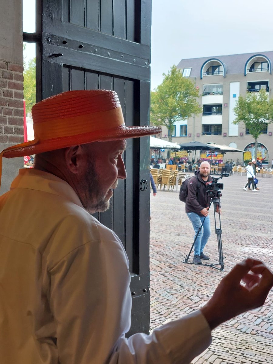 HartvNH's tweet photo. 𝗡𝗮𝘁𝗶𝗼𝗻𝗮𝗹 𝗚𝗲𝗼𝗴𝗿𝗮𝗽𝗵𝗶𝗰 𝗼𝗽 𝗸𝗮𝗮𝘀𝗺𝗮𝗿𝗸𝘁 📽
Afgelopen vrijdag filmde het team van @NationalGeographic op de kaasmarkt voor hun programma genaamd 𝗘𝘂𝗿𝗼𝗽𝗲 𝗳𝗿𝗼𝗺 𝗔𝗯𝗼𝘃𝗲 één van hun meest succesvolle series. Trots op deze mooie samenwerking! https://t.co/majrtpG62l