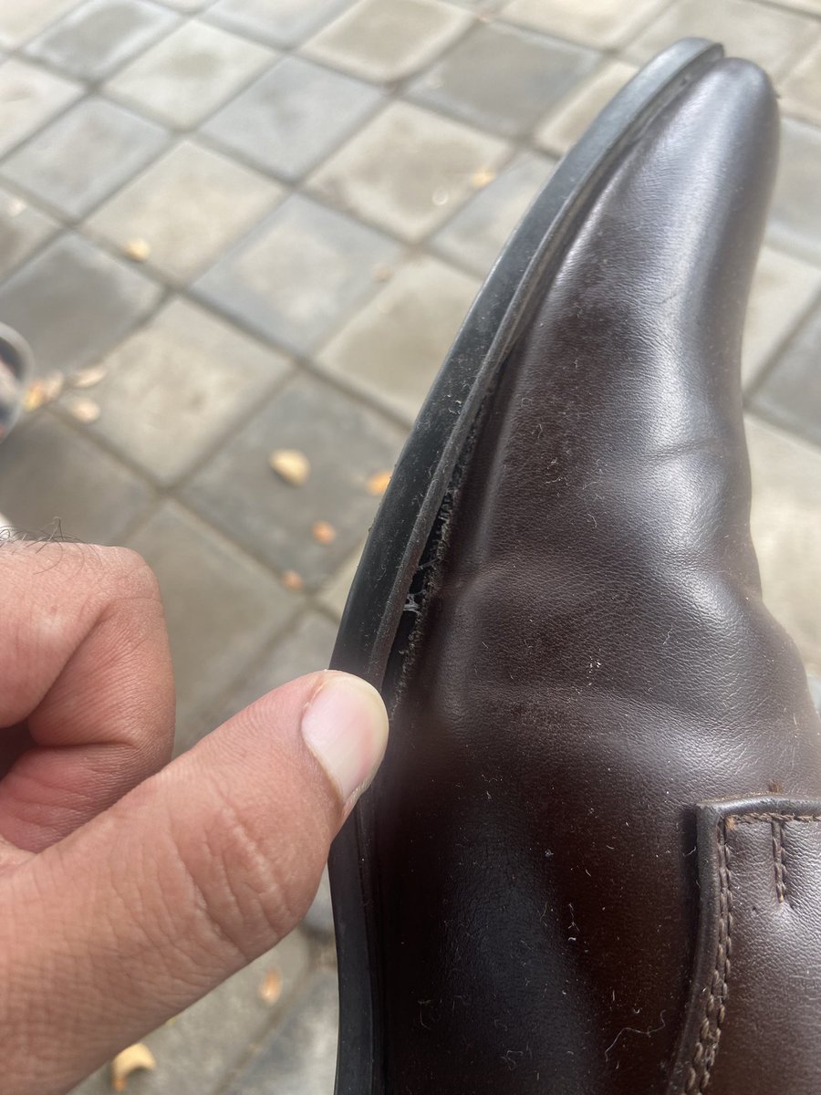 akshay___k's tweet photo. @batashoes Purchased ALFRED shoes from Mumbai shop a week ago but it’s already torn. Please give me solution to this issue ASAP. https://t.co/tb9Deanm3C