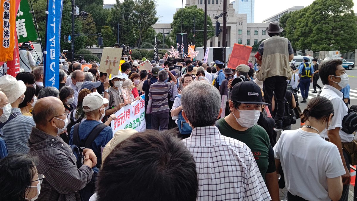 suzukiseijo's tweet photo. 国会前に、「安倍国葬反対」で１万５千人が集まった。
司会の菱山南帆子さん、「２ｋｍ先の武道館には4300人しかいない。こっちの方が多い！民主主義を取り戻そう！」 https://t.co/0I4UgWIccZ