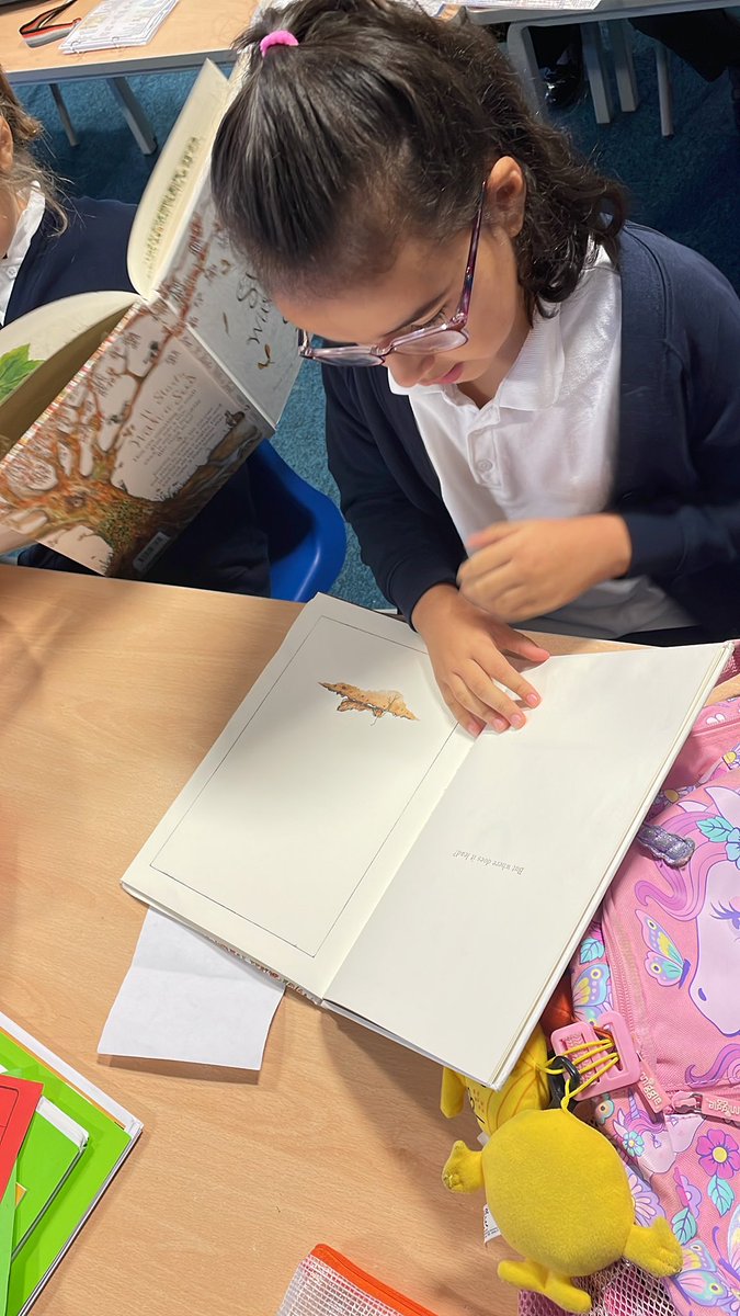 khpa_o's tweet photo. ‘This is my favourite book! I love it because we know it and now I can read it’. #talkforreading works so well. It gives children chance to delve into books, express opinions and enjoy becoming a reader. @KhpaPrincipal @KingsHeathPri https://t.co/YQLp91SYkF