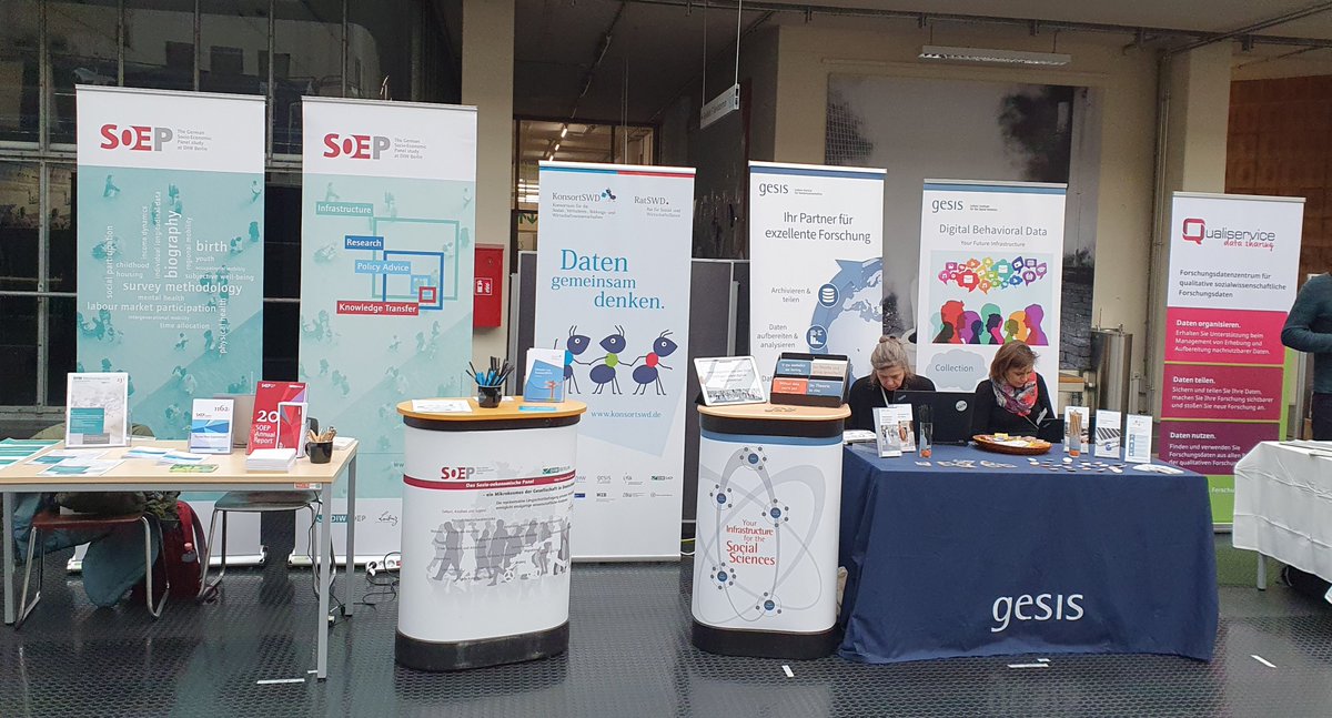 Liebig_Stefan's tweet photo. #dgskongress2022: Wir sind jetzt hier in Bielefeld an der Universität im Hörsaalgebäude bis zum Freitag, neben den Kolleginnen von @gesis_org. Kommt vorbei! #soepdata #konsortswd #kugelschreiber https://t.co/5Btq4Snad3